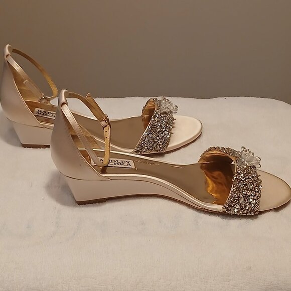 BADGLEY MISCHKA JEWELED FLATS w/STRAP like new, & in box - Picture 4 of 7